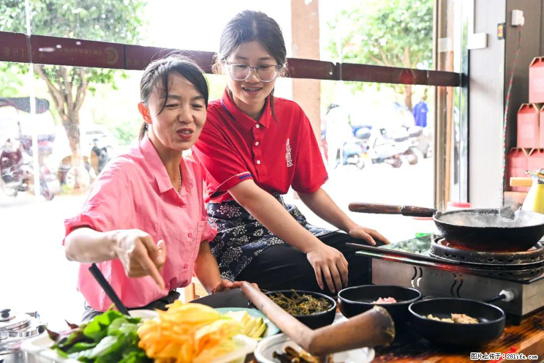 全网追的“扁担女孩”，找了一份暑假工，时薪12元 - 伊犁生活资讯 - 伊犁28生活网 yili.28life.net