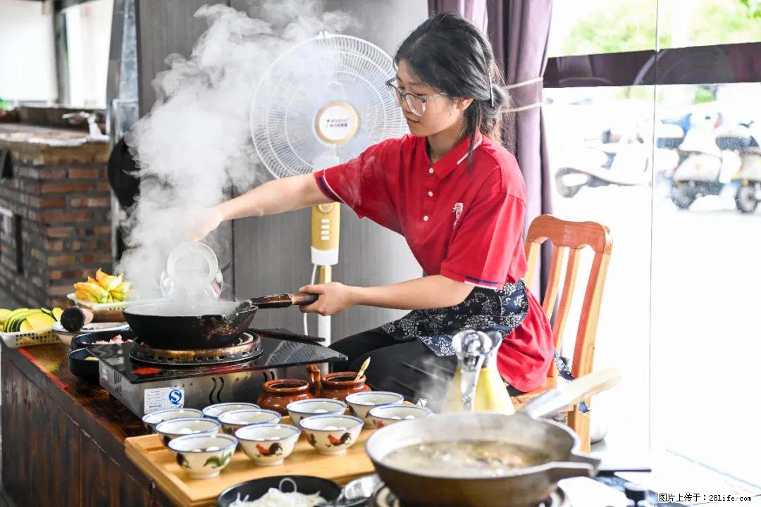 全网追的“扁担女孩”，找了一份暑假工，时薪12元 - 伊犁生活资讯 - 伊犁28生活网 yili.28life.net
